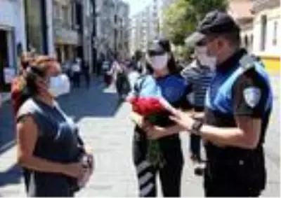 Son Dakika | Taksim Meydanı ve İstiklal Caddesi'nde polisten kadınlara 'KADES' bilgilendirmesi Son Dakika | Taksim Meydanı ve İstiklal Caddesi'nde polisten kadınlara 'KADES' bilgilendirmesi