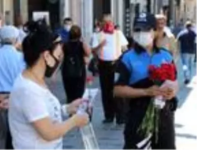 Son Dakika | Taksim Meydanı ve İstiklal Caddesi'nde polisten kadınlara 'KADES' bilgilendirmesi Son Dakika | Taksim Meydanı ve İstiklal Caddesi'nde polisten kadınlara 'KADES' bilgilendirmesi