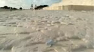 Unesco mirası travertenlere atılan maske ve su şişelerine, ziyaretçiler büyük tepki gösterdi Unesco mirası travertenlere atılan maske ve su şişelerine, ziyaretçiler büyük tepki gösterdi