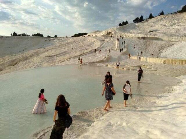 Unesco mirası travertenlere atılan maske ve su şişelerine, ziyaretçiler büyük tepki gösterdi Unesco mirası travertenlere atılan maske ve su şişelerine, ziyaretçiler büyük tepki gösterdi
