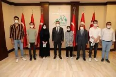 Vali Akbıyık, YKS'de derece yapan öğrencileri ödüllendirdi Vali Akbıyık, YKS'de derece yapan öğrencileri ödüllendirdi