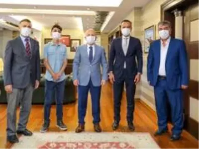 Vali Varol, Yazılım Şampiyonu Atılmış'ı makamında kabul etti Vali Varol, Yazılım Şampiyonu Atılmış'ı makamında kabul etti