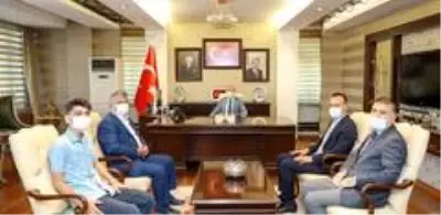 Vali Varol, Yazılım Şampiyonu Atılmış'ı makamında kabul etti Vali Varol, Yazılım Şampiyonu Atılmış'ı makamında kabul etti
