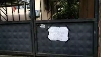 Yaşlı çiftin testi pozitif çıkınca yaşadıkları bina karantinaya alındı Yaşlı çiftin testi pozitif çıkınca yaşadıkları bina karantinaya alındı