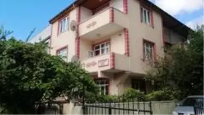 Yaşlı çiftin testi pozitif çıkınca yaşadıkları bina karantinaya alındı Yaşlı çiftin testi pozitif çıkınca yaşadıkları bina karantinaya alındı