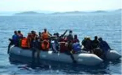 Yunanistan'ın ölüme terk ettiği 74 kaçak göçmeni Sahil Güvenlik kurtardı Yunanistan'ın ölüme terk ettiği 74 kaçak göçmeni Sahil Güvenlik kurtardı