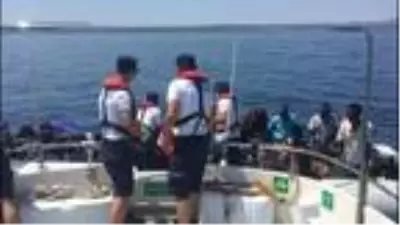 Yunanistan'ın ölüme terk ettiği 74 kaçak göçmeni Sahil Güvenlik kurtardı Yunanistan'ın ölüme terk ettiği 74 kaçak göçmeni Sahil Güvenlik kurtardı