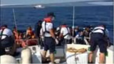 Yunanistan'ın ölüme terk ettiği 74 kaçak göçmeni Sahil Güvenlik kurtardı Yunanistan'ın ölüme terk ettiği 74 kaçak göçmeni Sahil Güvenlik kurtardı