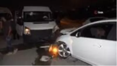 Adana'da otomobil ve minibüs çarpıştı: 3 yaralı Adana'da otomobil ve minibüs çarpıştı: 3 yaralı
