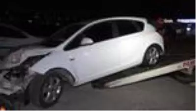 Adana'da otomobil ve minibüs çarpıştı: 3 yaralı Adana'da otomobil ve minibüs çarpıştı: 3 yaralı