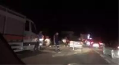 Afyonkarahisar'da zincirleme kaza: 1 ölü, 3 yaralı Afyonkarahisar'da zincirleme kaza: 1 ölü, 3 yaralı