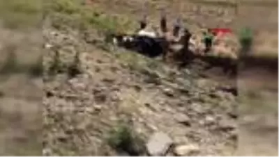 Ağrı'da otomobil, şarampole uçtu: 2'si çocuk 3 ölü, 2 yaralı Ağrı'da otomobil, şarampole uçtu: 2'si çocuk 3 ölü, 2 yaralı