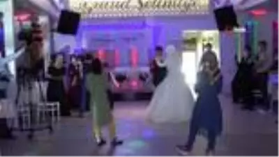 Aileler razı değildi devreye girip düğünlerini yaptılar Aileler razı değildi devreye girip düğünlerini yaptılar