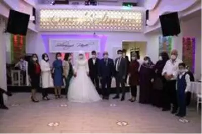 Aileler razı değildi devreye girip düğünlerini yaptılar Aileler razı değildi devreye girip düğünlerini yaptılar