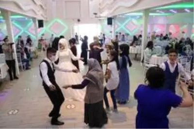 Aileler razı değildi devreye girip düğünlerini yaptılar Aileler razı değildi devreye girip düğünlerini yaptılar