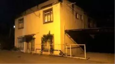 Ayni iş yerinde çalışan iki arkadaş arasında çıkan tartışma kanlı bitti: 1 ölü Ayni iş yerinde çalışan iki arkadaş arasında çıkan tartışma kanlı bitti: 1 ölü