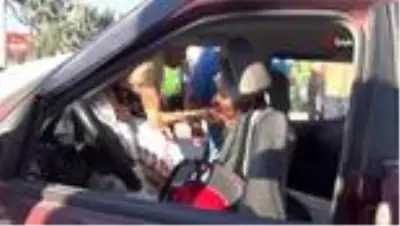 Ayvalık'ta minibüs ile özel otomobil çarpıştı Ayvalık'ta minibüs ile özel otomobil çarpıştı