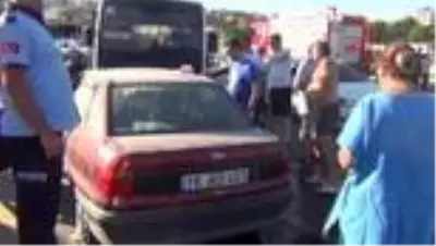Ayvalık'ta minibüs ile özel otomobil çarpıştı Ayvalık'ta minibüs ile özel otomobil çarpıştı