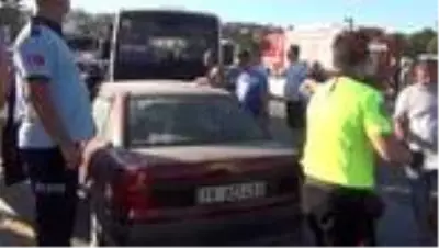 Ayvalık'ta minibüs ile özel otomobil çarpıştı Ayvalık'ta minibüs ile özel otomobil çarpıştı