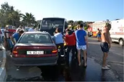 Ayvalık'ta minibüs ile özel otomobil çarpıştı Ayvalık'ta minibüs ile özel otomobil çarpıştı