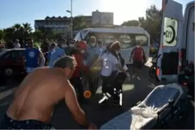 Ayvalık'ta minibüs ile özel otomobil çarpıştı Ayvalık'ta minibüs ile özel otomobil çarpıştı