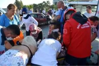 Ayvalık'ta minibüs ile özel otomobil çarpıştı Ayvalık'ta minibüs ile özel otomobil çarpıştı
