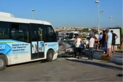 Ayvalık'ta minibüs ile özel otomobil çarpıştı Ayvalık'ta minibüs ile özel otomobil çarpıştı