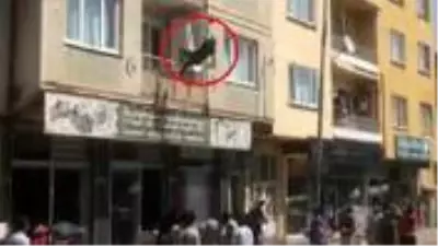 Balkondan atlayan kadın, çevredekilerin kaldırıma koyduğu yatak sayesinde kurtuldu Balkondan atlayan kadın, çevredekilerin kaldırıma koyduğu yatak sayesinde kurtuldu