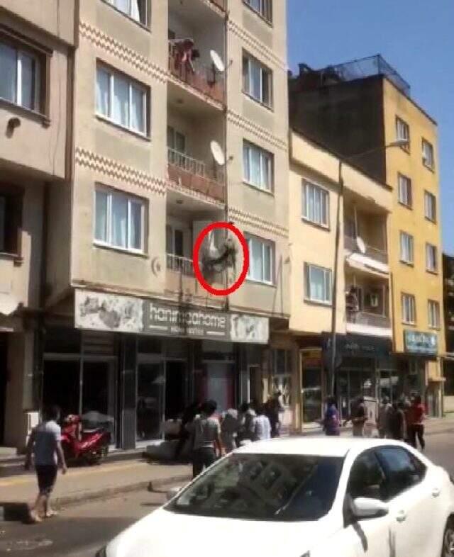 Balkondan atlayan kadın, çevredekilerin kaldırıma koyduğu yatak sayesinde kurtuldu Balkondan atlayan kadın, çevredekilerin kaldırıma koyduğu yatak sayesinde kurtuldu