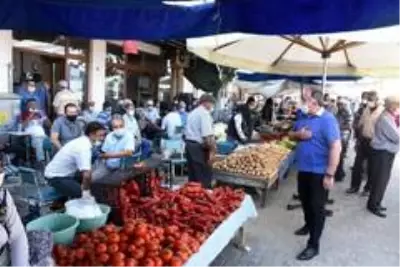 Başka Öndeş, semt pazarında vatandaşlara korona virüs uyarısında bulundu Başka Öndeş, semt pazarında vatandaşlara korona virüs uyarısında bulundu