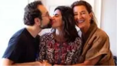 Bir erkekle öpüşme pozunu paylaşan Nesrin Cavadzade: O benim kankam Bir erkekle öpüşme pozunu paylaşan Nesrin Cavadzade: O benim kankam
