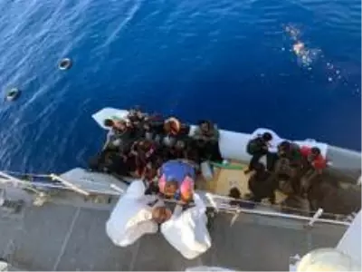 Yunanistan'ın motorunu söküp karasularımıza ittiği sığınmacı botunu Türk Sahil Güvenliği kurtardı Yunanistan'ın motorunu söküp karasularımıza ittiği sığınmacı botunu Türk Sahil Güvenliği kurtardı