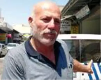 Esnaf, erkek çocuğunu istismar ettiği öne sürülen adamı yakalayıp polise teslim etti Esnaf, erkek çocuğunu istismar ettiği öne sürülen adamı yakalayıp polise teslim etti