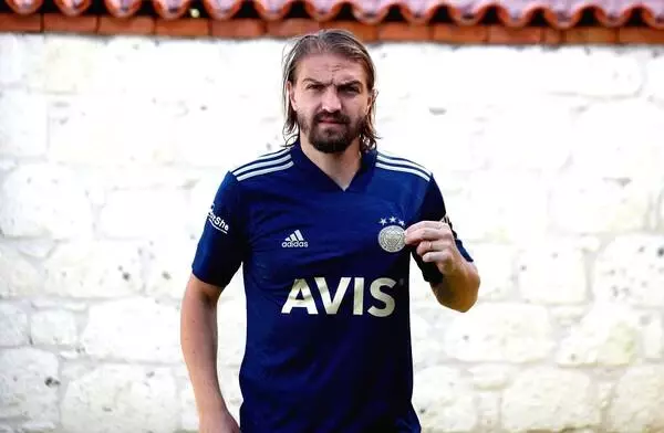 'Çocukluk aşkıma geri döndüm' diyen Caner'den Fenerbahçe itirafı: Daha önce dönmek istedim ama olmadı 'Çocukluk aşkıma geri döndüm' diyen Caner'den Fenerbahçe itirafı: Daha önce dönmek istedim ama olmadı