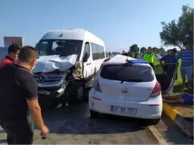 Dalaman'da minibüsle otomobil çarpıştı; 1 ölü Dalaman'da minibüsle otomobil çarpıştı; 1 ölü