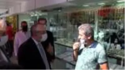 DENİZLİ Vali Atik, maskesi olmayanlara elleriyle maske takıp, uyardı DENİZLİ Vali Atik, maskesi olmayanlara elleriyle maske takıp, uyardı