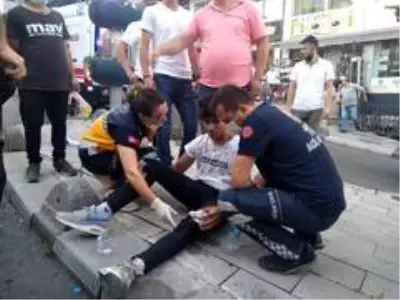Devrilen motosikletin sürücüsü yaralandı Devrilen motosikletin sürücüsü yaralandı