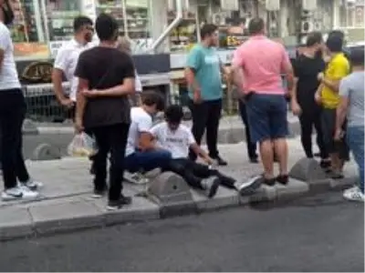 Devrilen motosikletin sürücüsü yaralandı Devrilen motosikletin sürücüsü yaralandı