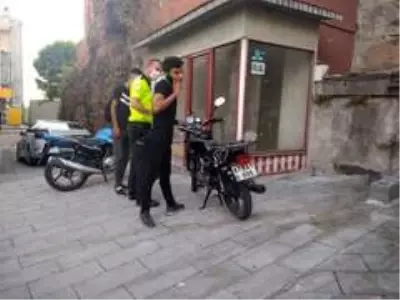Devrilen motosikletin sürücüsü yaralandı Devrilen motosikletin sürücüsü yaralandı