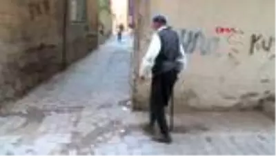 Diyarbakır'da yalnız yaşayan yaşlı adam, evlilik vaadiyle 12 bin TL dolandırıldı Diyarbakır'da yalnız yaşayan yaşlı adam, evlilik vaadiyle 12 bin TL dolandırıldı