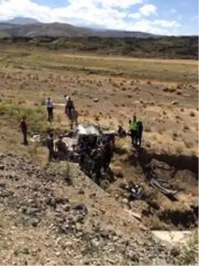 Doğubayazıt'ta trafik kazası: 3 ölü, 2 yaralı Doğubayazıt'ta trafik kazası: 3 ölü, 2 yaralı