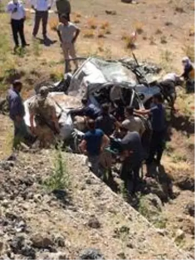 Doğubayazıt'ta trafik kazası: 3 ölü, 2 yaralı Doğubayazıt'ta trafik kazası: 3 ölü, 2 yaralı
