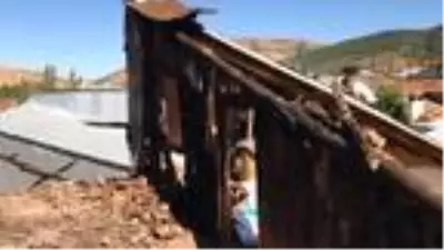 Evleri yanan aile gözyaşlarına boğuldu Evleri yanan aile gözyaşlarına boğuldu