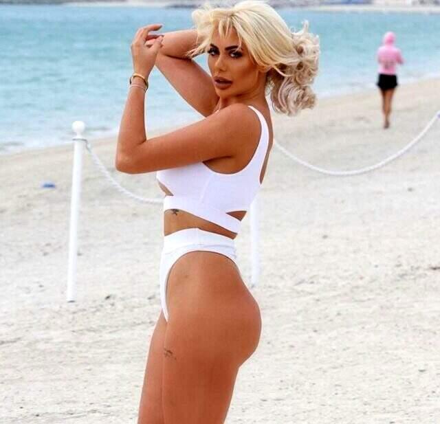 İngiliz güzel Chloe Ferry, yeni kalça yaptırdıktan sonra objektiflere poz verdi İngiliz güzel Chloe Ferry, yeni kalça yaptırdıktan sonra objektiflere poz verdi