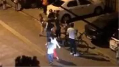 İstanbul'da kızlar, sokak ortasında birbirlerine girdi İstanbul'da kızlar, sokak ortasında birbirlerine girdi