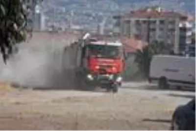 İzmir'de mahalle yakınında orman yangını (2) İzmir'de mahalle yakınında orman yangını (2)