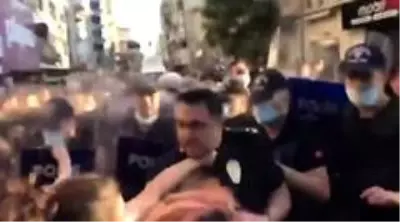 Kadınlar, izinsiz yürüyüşte polis müdürünü darp etti Kadınlar, izinsiz yürüyüşte polis müdürünü darp etti