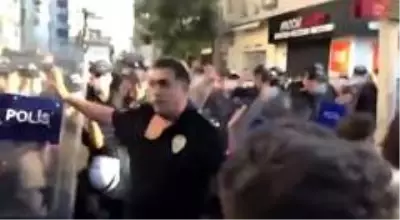 Kadınlar, izinsiz yürüyüşte polis müdürünü darp etti Kadınlar, izinsiz yürüyüşte polis müdürünü darp etti
