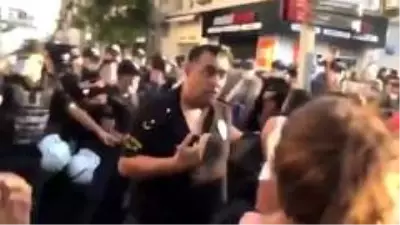 Kadınlar, izinsiz yürüyüşte polis müdürünü darp etti Kadınlar, izinsiz yürüyüşte polis müdürünü darp etti