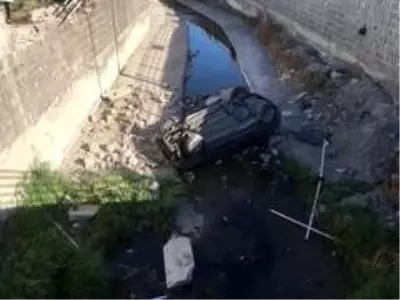 Kanala uçan otomobilde can pazarı Kanala uçan otomobilde can pazarı